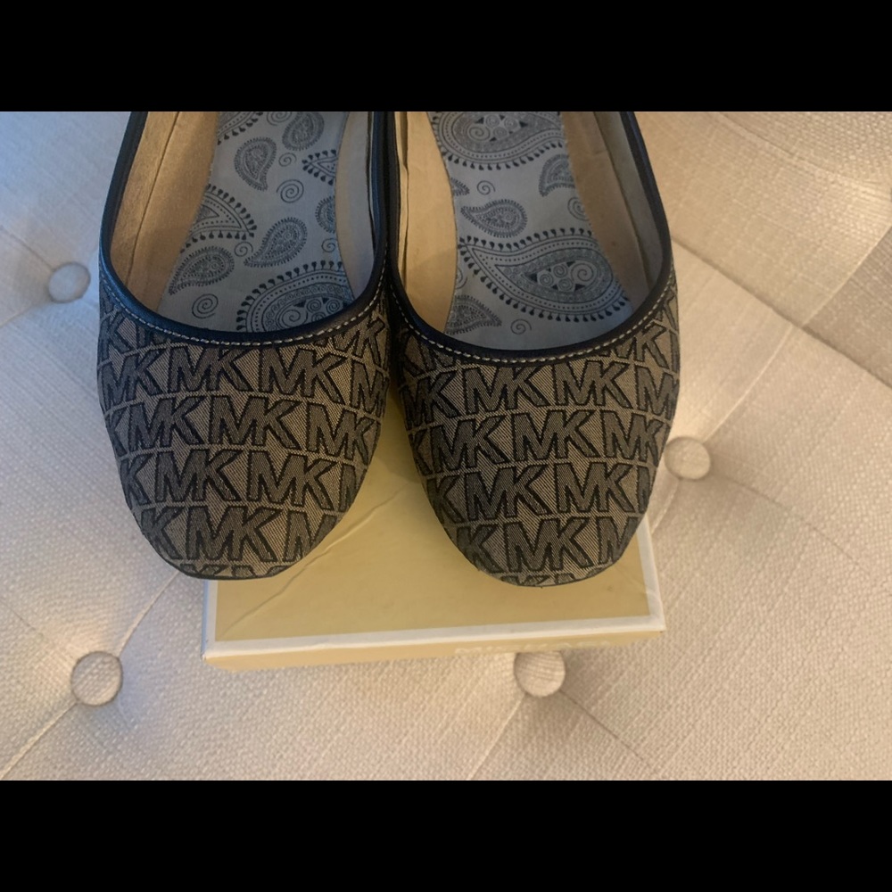 MICHAEL KORS MK LOGO GILLIAN FLAT SIZE~6